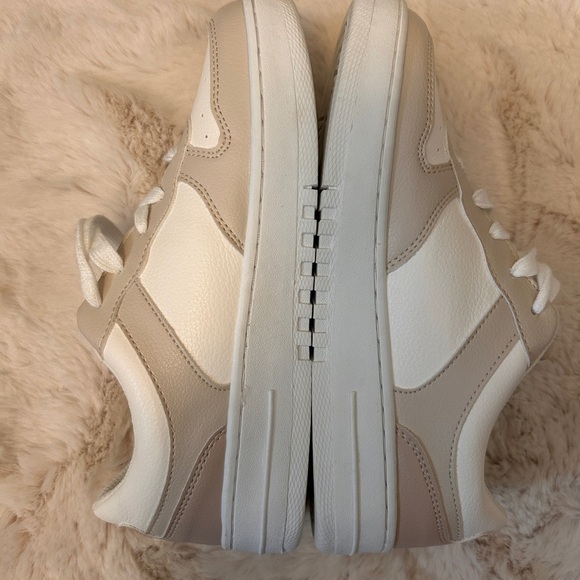 Brand new DLG women sneakers in box. Size 8. - Picture 4 of 10